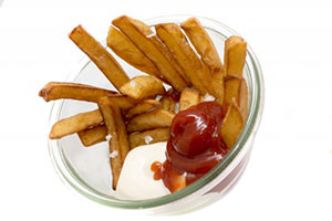Pommes Frittes rot weiss im Glas
